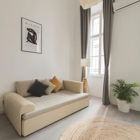 Apartmán Lovely & Modern In The Heart Of The